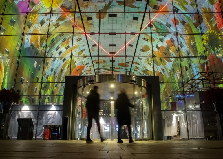 Pascal Meyer - Halle d'architecture moderne (inaugurée en 2014) dont la façade intérieure est recouverte d'une illustration géante représentant des fruits et légumes