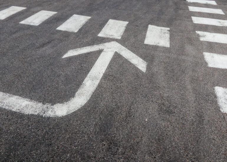 Pascal Meyer - Flèche et zébras sur le sol d'un parking