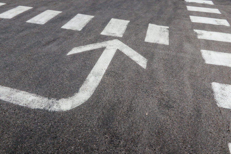 Pascal Meyer - Flèche et zébras sur le sol d'un parking