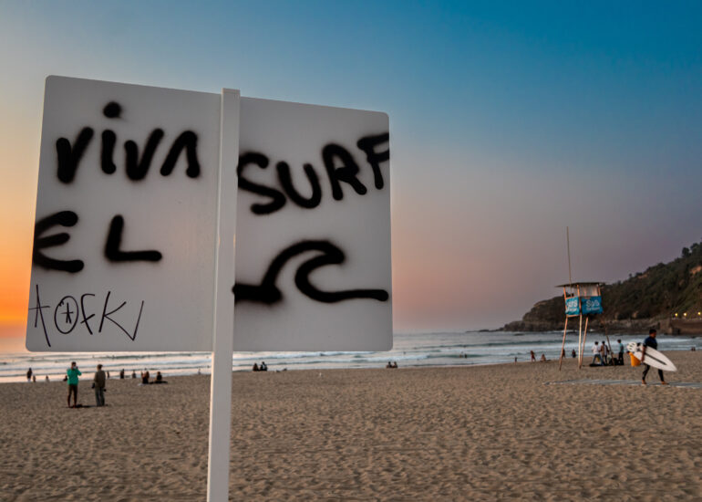 Pascal Meyer - San Sebastian : panneau tagué "Viva el surf" sur la plage de Zurriola