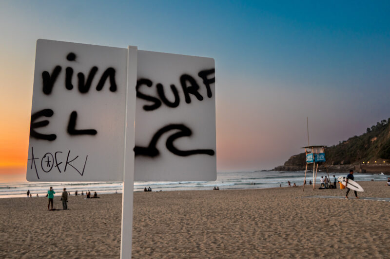 Pascal Meyer - San Sebastian : panneau tagué "Viva el surf" sur la plage de Zurriola