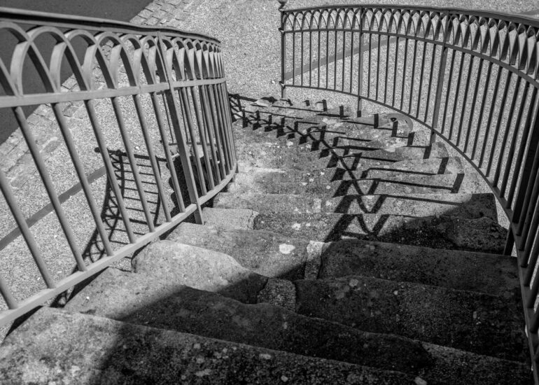 Pascal Meyer - Jeu d'ombres sur un escalier courbe en pierre