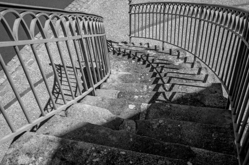 Pascal Meyer - Jeu d'ombres sur un escalier courbe en pierre